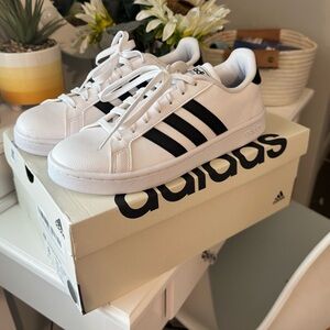 Adidas Women’s Cloudfoam Comfort White and Black Sneakers sz 8.5 New in Box